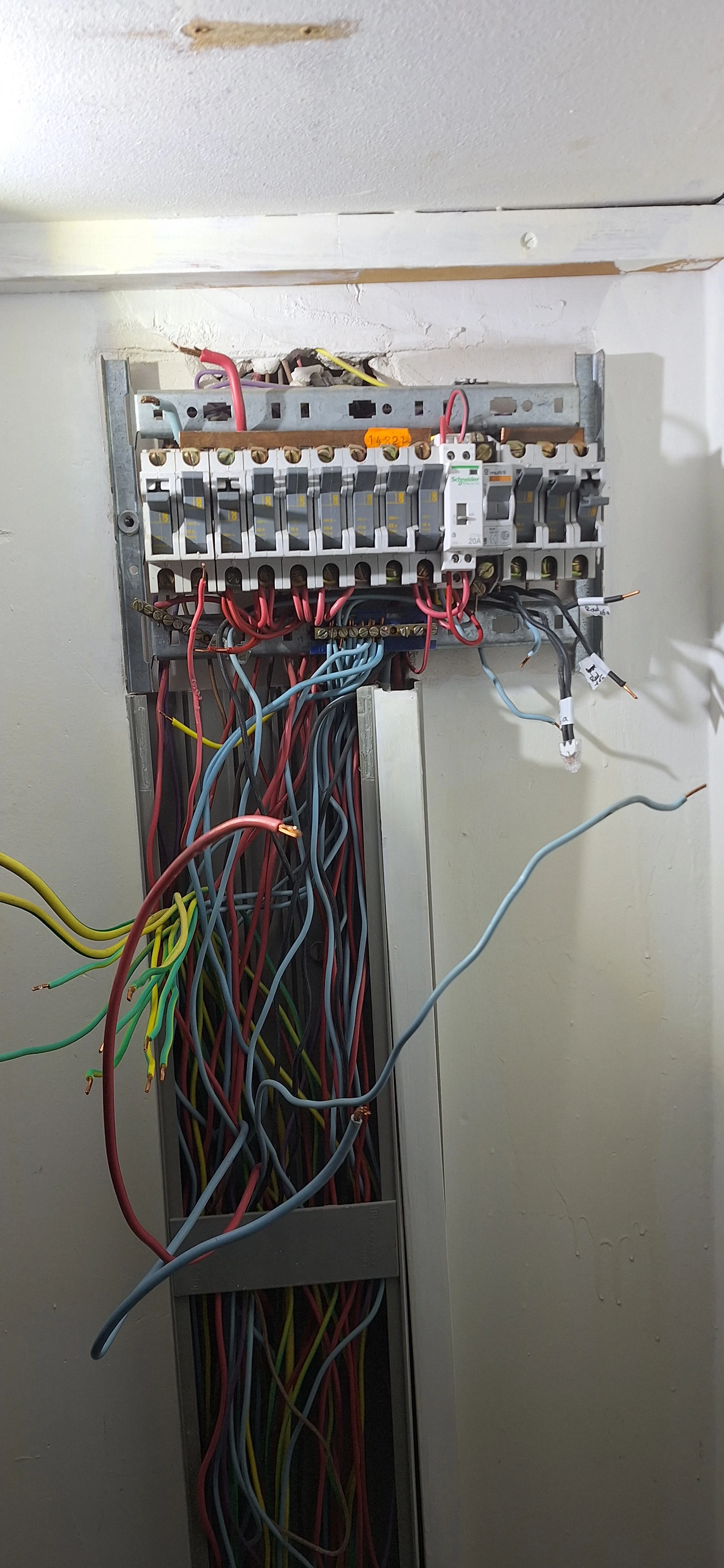 Tableau électrique vétuste avant intervention de dépannage par Tonelec à Carpentras