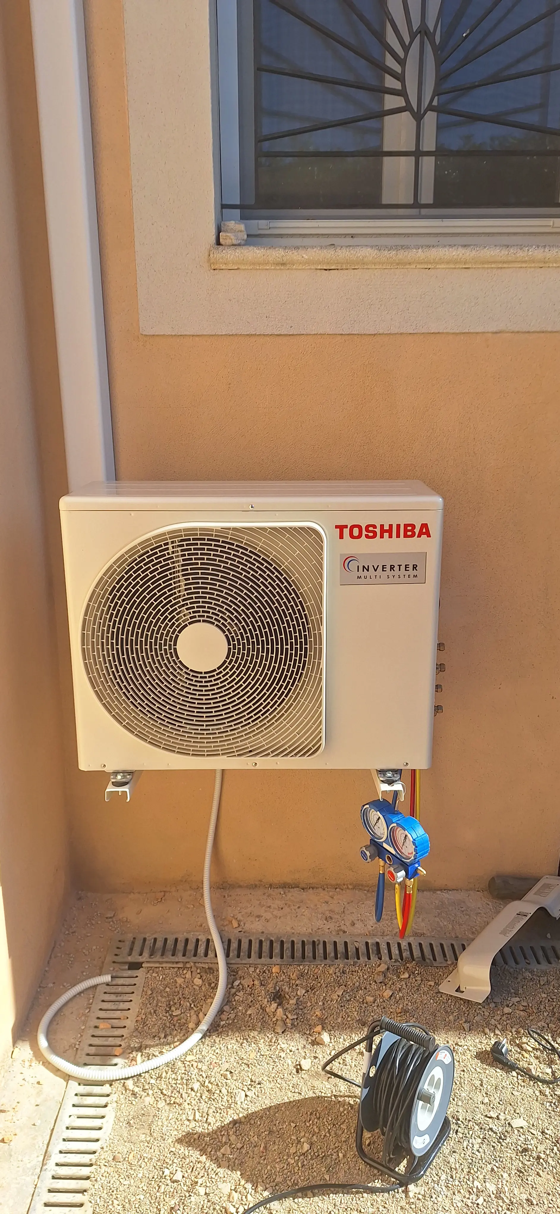 Entretien d'une climatisation extérieure par Tonelec dans le Vaucluse